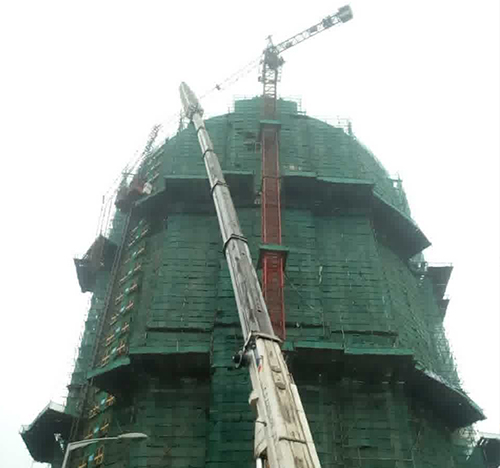 兴和吊车在工地上作业